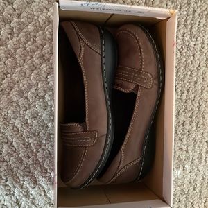 3️⃣ Brown pair of Clark’s flats